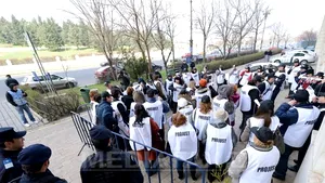 Aproximativ 60 de sindicalişti ai Federaţiei Projust au pichetat sediul Ministerului Justiţiei - FOTO 