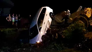 POTOP în două sate din Prahova. IMAGINI cu maşini luate de ape, un drum decopertat de asfalt şi case inundate