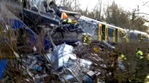 ACCIDENT FEROVIAR în Germania: Două trenuri s-au ciocnit frontal. UPDATE: Cel puţin zece persoane au murit şi alte 150 au fost rănite - FOTO, VIDEO