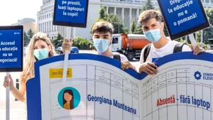 În timp ce unii elevi sunt în bănci, în prima zi de şcoală, alţii protestează în faţa Ministerului Educaţiei