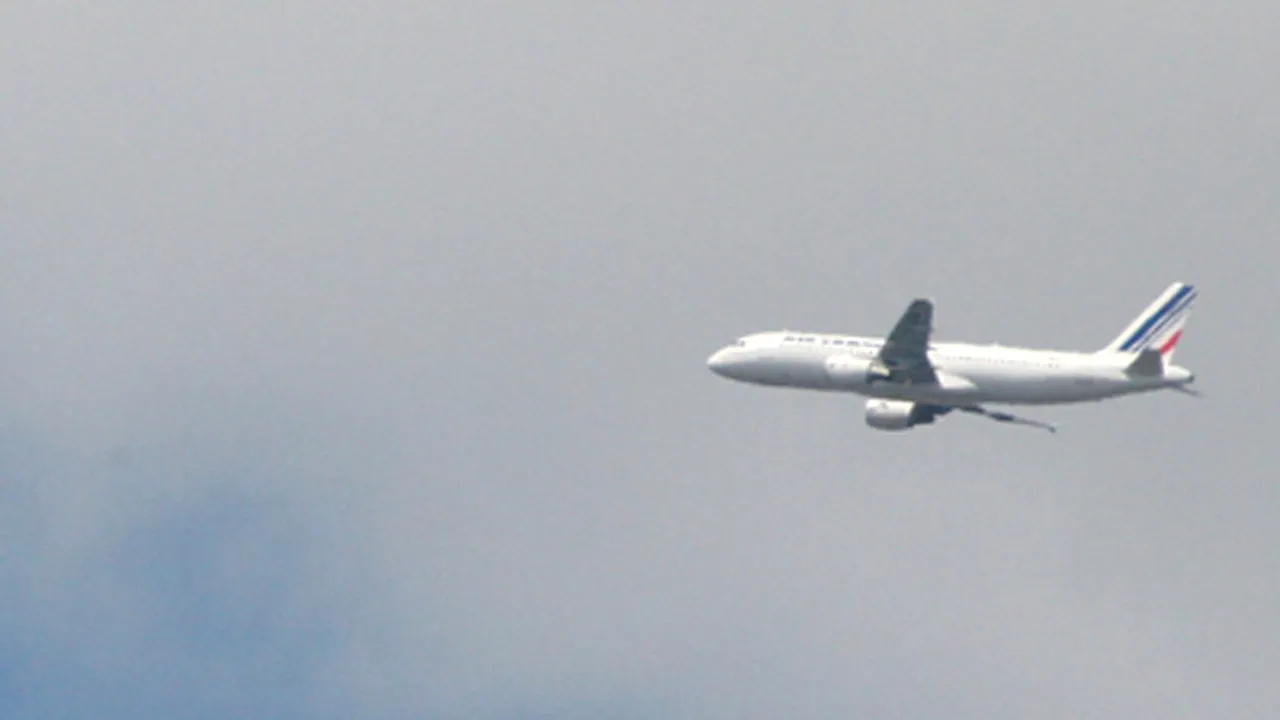 Traficul aerian va fi reluat în întreaga ţară până marţi dimineaţa