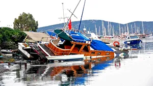 Peste 200 de turci, evacuaţi de pe insula Kos, după seismul din Marea Egee/ Tsunami lângă Bodrum/ UE furnizează echipamente de urgenţă, personal şi imagini din satelit | FOTO