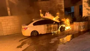 Colonişti israelieni au incendiat mai multe vehicule palestiniene lângă Ramallah