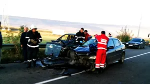 Pelerini în drum spre Iaşi, la hramul Sfintei Parascheva, implicaţi într-un accident: Trei persoane, transportate la spital 