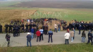 Explorarea gazelor de şist de către Chevron, blocată de protestele sătenilor din Vaslui. Jandarmii au intervenit