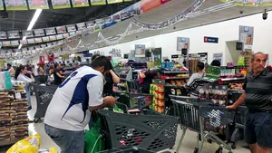 Plata cu cardul la POS. Cerere către bănci să ridice pragul plăţilor contactless la 500 de lei. Risc de contagiune cu coronavirus