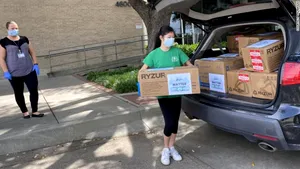 Cum a reuşit o adolescentă să doneze peste 10.000 de măşti de protecţie angajaţilor dintr-un spital din Dallas

