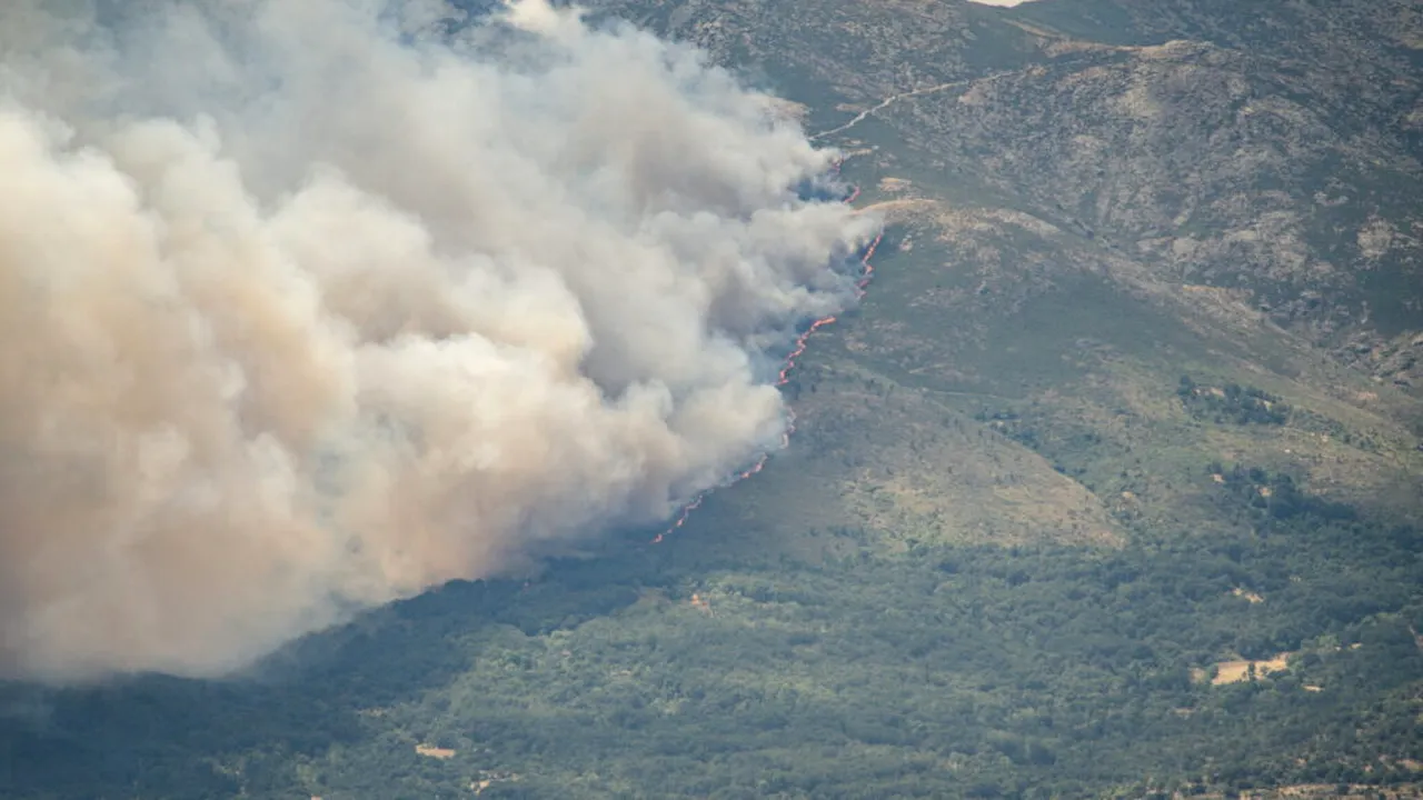 „Imposibil de stins”: Incendiul din regiunea Madridului este „la apogeu” și continuă să facă ravagii