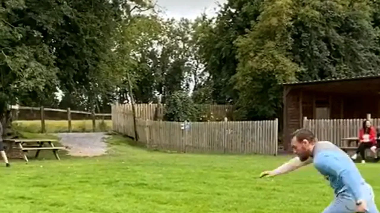 VIDEO Conor McGregor se apucă de fotbal. Vezi cum se descurcă  luptătorul cu mingea
