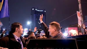 MITINGUL din Bucureşti în IMAGINI. Mii de oameni au ieşit în stradă pentru protest şi au sărbătorit rezultatele exit-poll-urilor. Iohannis, primit cu aplauze în Piaţa Universităţii- GALERIE FOTO