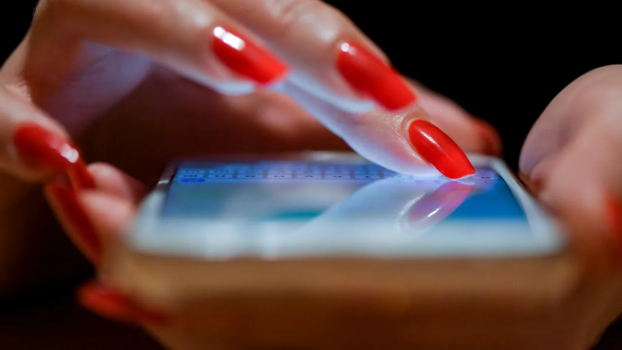 Cum îţi cureţi telefonul ca măsură preventivă împotriva Covid-19