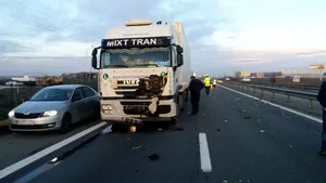 Grav accident pe A1 | Două maşini şi un tir, implicate. Două persoane au fost transportate la spital - FOTO