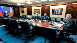 BREAKING NEWS: Joe Biden i-a cerut lui Vladimir Putin să reducă presiunile asupra Ucrainei, ameninţând cu măsuri de retorsiune