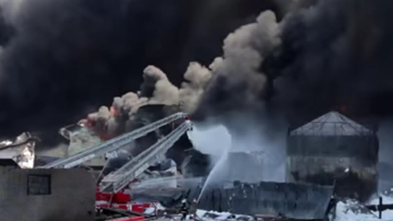 Autorităţile recurg la tancuri de pompieri în lupta cu incendiul care poluează puternic Kievul - VIDEO