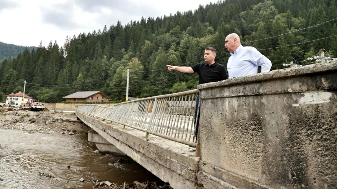 Premierul Ilie Bolojan, în vizită la Broșteni, localitate grav afectată de inundații