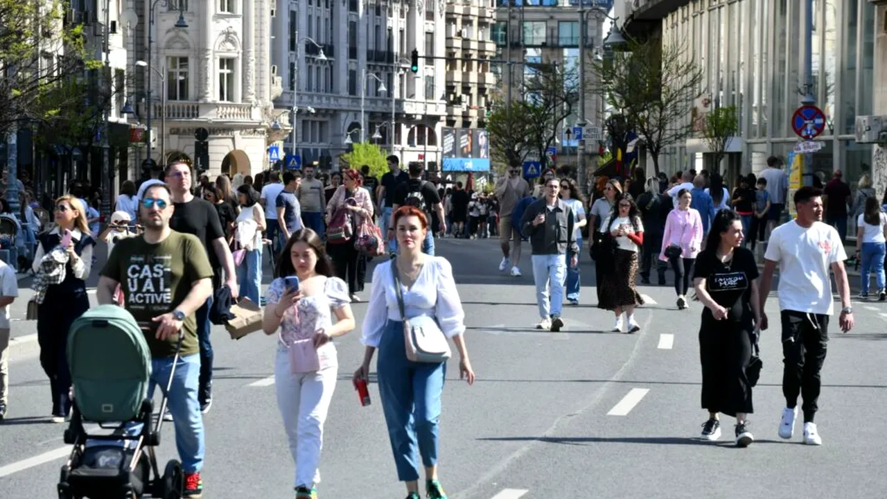 „Străzi deschise în București” cu o expoziție de mașini clasice și ultimele curse ale tramvaielor Tatra