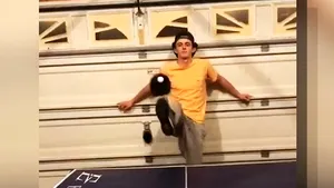 Ping...cu ce apuci...pong. Câţiva tineri au reinventat tenisul de masă 