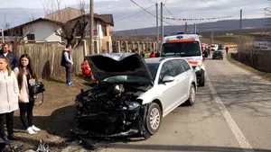 Un şofer din Iaşi a intrat pe contrasens şi a spulberat o maşină. Printre răniţi se află şi un copil de 4 ani. FOTO