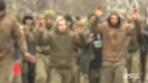 Imagini cu soldaţii ucraineni cu mâinile ridicate la Mariupol. Moscova: S-au predat