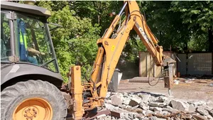 Încep demolările într-un sector din Bucureşti. Primul pas, o terasă construită ilegal: „Ne luăm înapoi spaţiul verde”