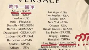 Conflict pe tema unui tricou Versace, în care Hong Kong şi Macao erau considerate ţări. Un model din China a anunţat rezilierea contractului