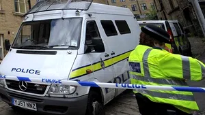 Marea Britanie: Cel puţin 24 de persoane, inclusiv români, erau sechestrate într-o tabără de nomazi. Poliţiştii au găsit arme, droguri şi bani