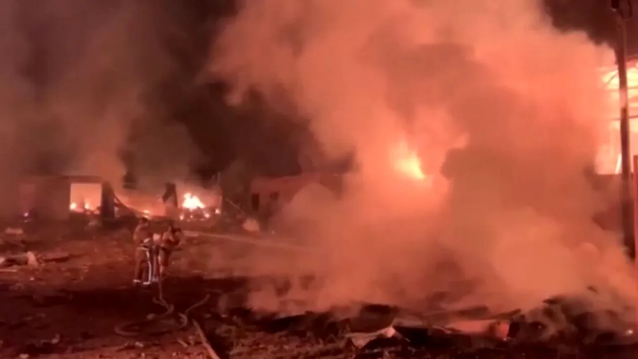 Răniți și incendii în valul de drone și rachete cu care Rusia a atacat vestul Ucrainei