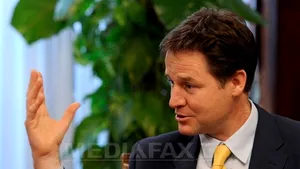 Vicepremierul britanic, stropit cu vopsea albastră în timpul unei întâlniri politice