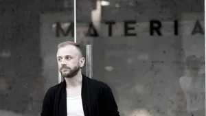 LUMEA NOUĂ | Trei tineri au mers din sat în sat şi au recuperat lemn vechi, aruncat. Ceea ce au realizat întrece orice imaginaţie - GALERIE FOTO 