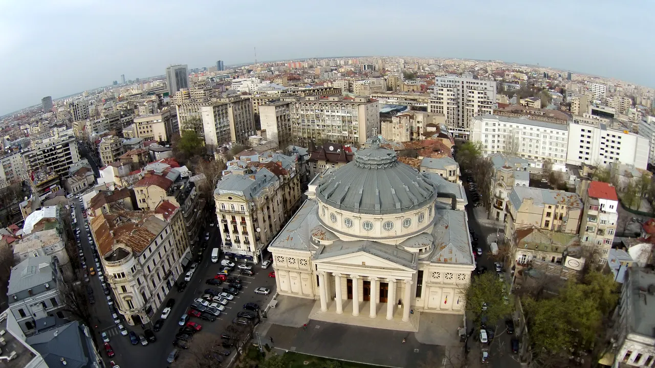 Târgul de Crăciun din Piaţa Victoriei, mutat în Piaţa George Enescu