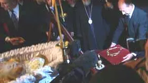 CV.Tudor critică gestul lui Băsescu de a-l decora pe PF Teoctist