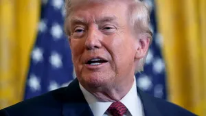 Trump spune cum se va derula războiul din Iran în zilele următoare: „Când vom termina cu țărmul, în două zile, puterea lor va fi decimată. Nu vreau să fac o înțelegere, termenii nu sunt încă suficienți de buni. S-ar putea să mai lovim insula, doar pentru distracție. Ultima persoană de la care avem nevoie de ajutor este Zelenski”