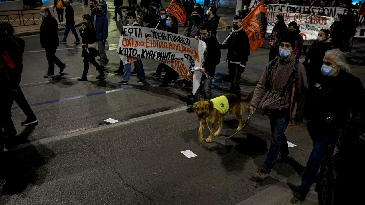 Protest anti-sterilizare la Atena. Sute de oameni au boicotat un proiect de lege controversat