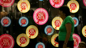 Se termină promoţiile, începe lichidarea stocurilor. Unde găseşti reduceri?