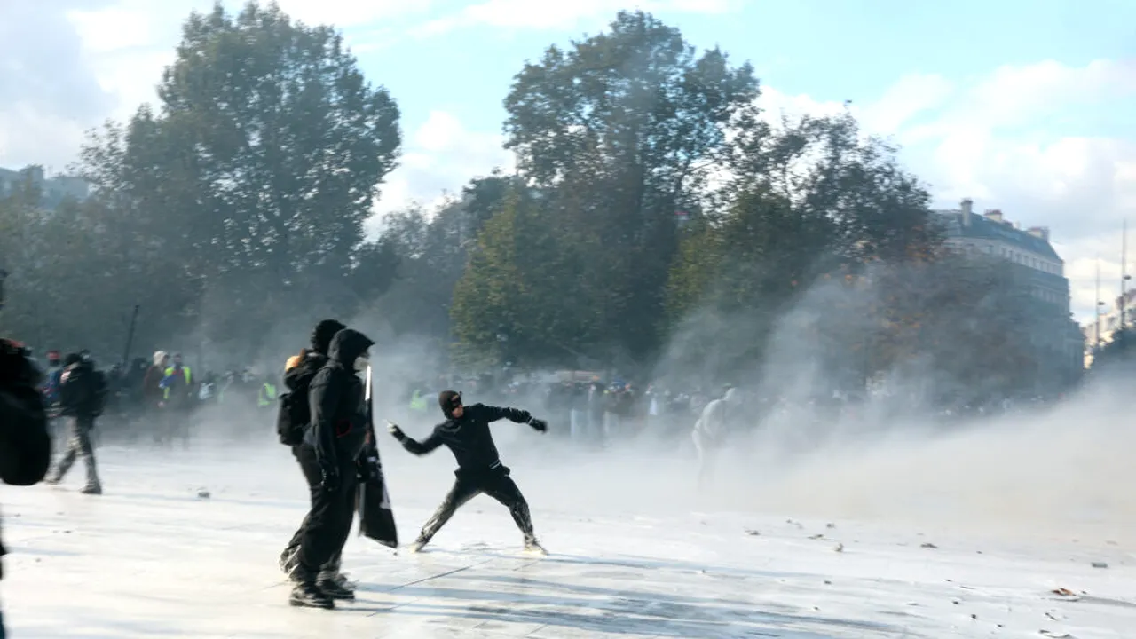 Protestele violente din Franța se resimt la Bursa de la Paris. Acțiunile franceze, în scădere