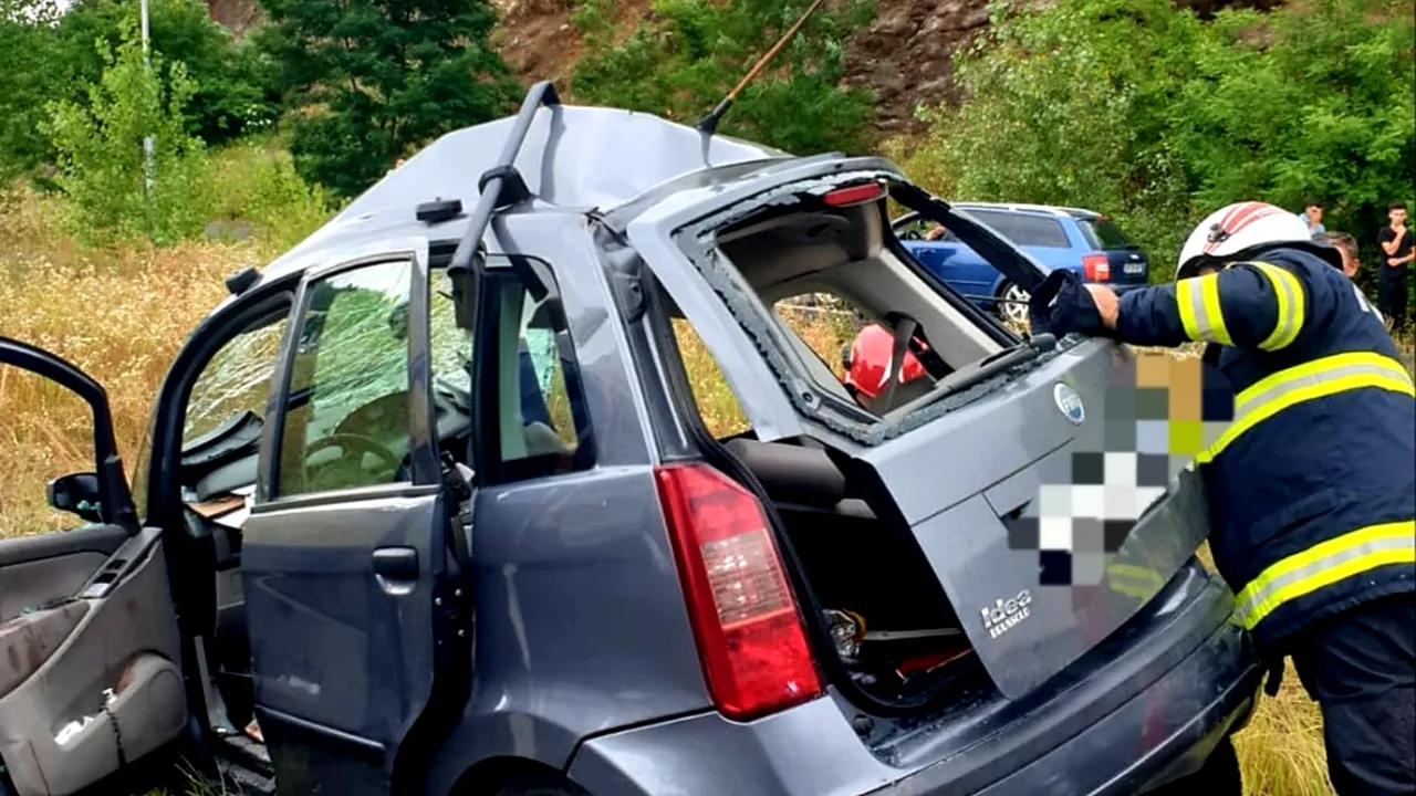 Doi bărbaţi au murit după ce au fost implicaţi într-un accident, în Arad. Alte două fete, în stare gravă FOTO