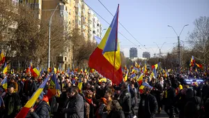 Susţinătorii lui Georgescu, incidente cu jandarmii. Un protestatar a aruncat cu o petadă