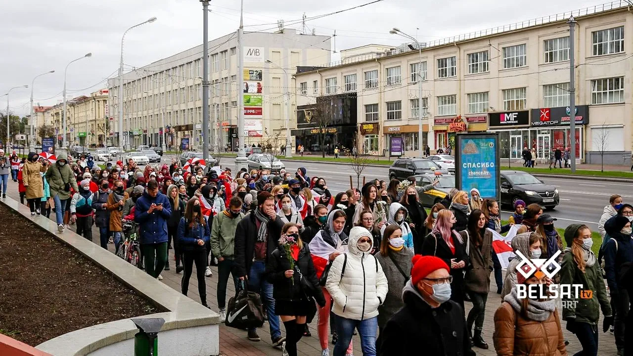 Sute de femei şi studenţi au continuat să protesteze, sâmbătă, pe străzile din Minsk