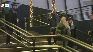 Incediu în parcarea unui mall din Bucureşti. Un bărbat a fost rănit