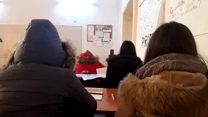 Situaţie gravă la un liceu din Focşani: Elevii, cu geci şi mănuşi la ore. Şcoala este încălzită, dar geamurile nu se închid | FOTO