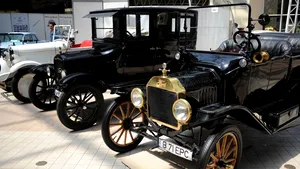 Peste 500 de automobile de epocă participă, sâmbătă, la Retro-Parada Primăverii 2014