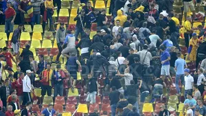 VIOLENŢE la meciul ROMÂNIA-UNGARIA: Bătaie între două grupuri de suporteri români, la Arena Naţională