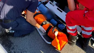 FOTO. Pompierii care au stins incendii în Grecia au intervenit la un accident în drum spre casă