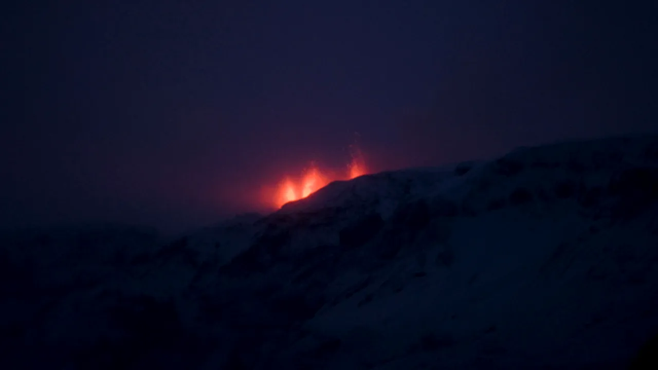 Sute de persoane evacuate din cauza erupţiei unui vulcan în Islanda