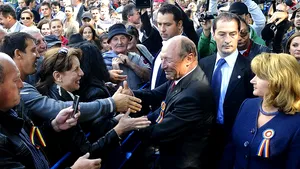 Preşedintele Băsescu şi soţia sa, la serbările de la Ţebea. Peste 5.000 de persoane, la comemorarea a 141 de ani de la moartea lui Avram Iancu