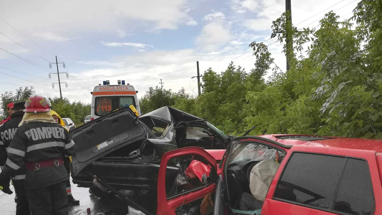 Tragedie pe şosele: Cinci persoane, între care un băiat de 14 ani, au murit în urma unor accidente în Prahova şi Harghita. Alţi 13 oameni au fost răniţi. FOTO