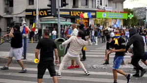 Violențele s-au reluat în Piața Victoriei: Manifestanții aruncă din nou cu sticle și pietre în jandarmi
