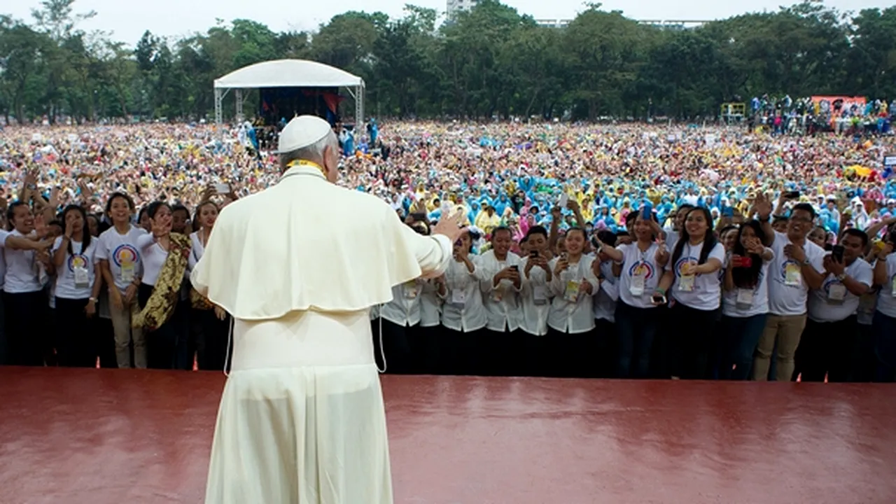 Trei filipinezi, arestaţi pentru că au glumit despre bombe în timpul slujbei Papei Francisc