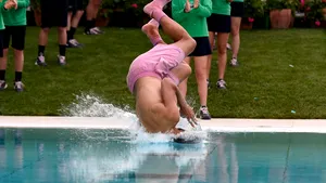 VIDEO Nadal, salt victorios în piscină după ce l-a înfrânt pe Tsitsipas la Barcelona