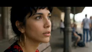 Ce este și ce nu este Lolita - cântăreața virală, creată integral cu IA